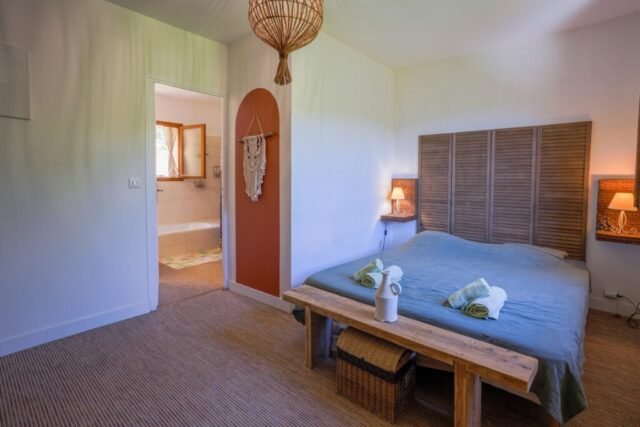 Chambre double ouvrant sur sa salle de bains privative avec baignoire Chambre double ouvrant sur sa salle de bains privative avec baignoire