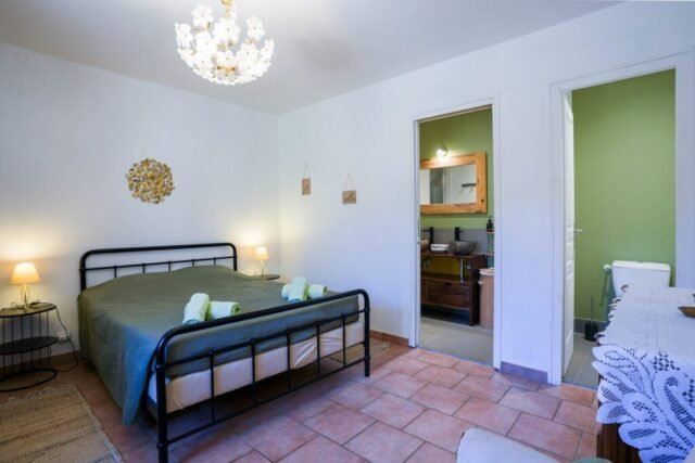 Chambre double avec accès direct à sa salle de bains et à ses toilettes privatives Chambre double avec accès direct à sa salle de bains et à ses toilettes privatives