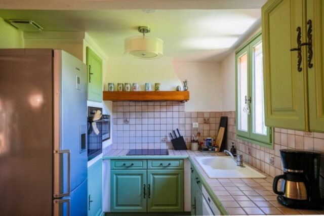 Plan de travail de la cuisine avec four, plaque de cuisson, évier et cafetière Plan de travail de la cuisine avec four, plaque de cuisson, évier et cafetière