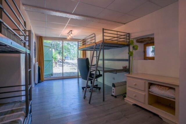 Dortoir du Mas Lou Castanea avec lits mezzanine, bureau et rangements Dortoir du Mas Lou Castanea avec lits mezzanine, bureau et rangements