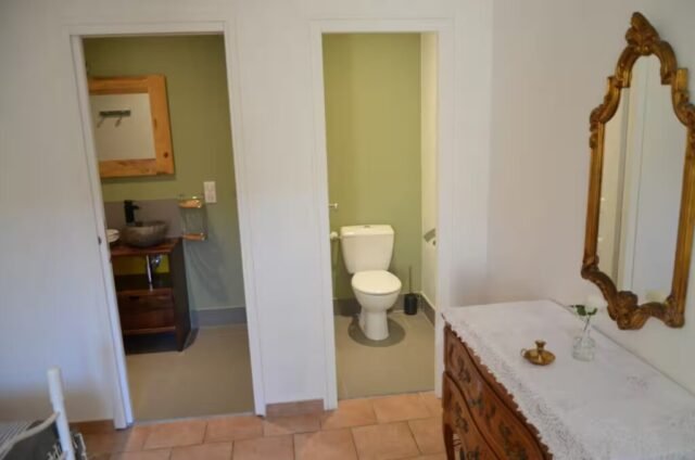 Salle d'eau et WC de la chambre Romantique Salle d'eau et WC de la chambre Romantique