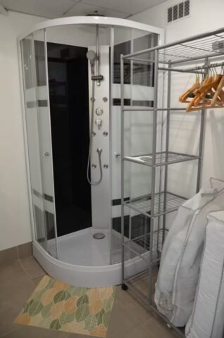 Salle d'eau du dortoir avec son WC indépendant Salle d'eau du dortoir avec son WC indépendant