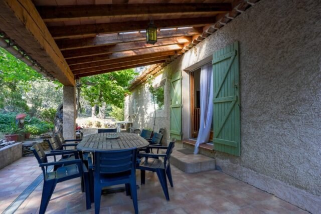 Terrasse couverte avec grande table et chaises, attenante à la maison Terrasse couverte avec grande table et chaises, attenante à la maison