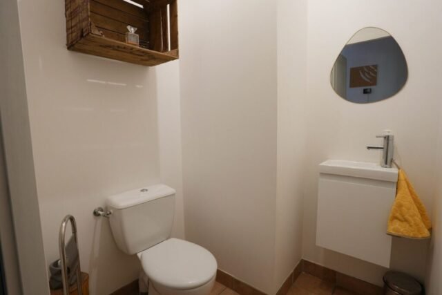 Toilettes indépendantes avec lave-mains et miroir Toilettes indépendantes avec lave-mains et miroir